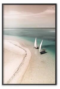 Poster: Costa romantica - paesaggio di spiaggia e barca a vela
