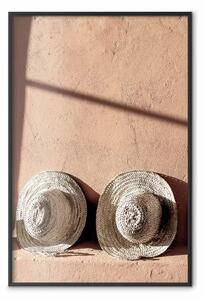Poster: Coppia solare - due cappelli sotto il sole estivo su sfondo di muro