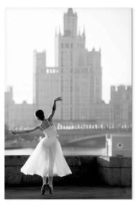 Quadro su tela Danza sul Fiume verticale - Foto città con donna