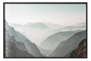 Poster: Orizzonte montano - paesaggio montuoso con una leggera foschia
