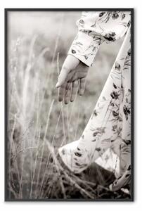 Poster: In contatto con la natura - mano di donna tra le piante