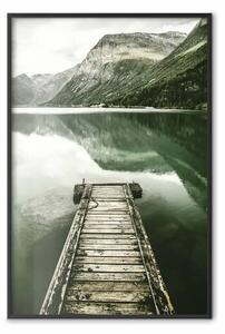 Poster: Silenzio - lago con molo di legno, montagne e cielo