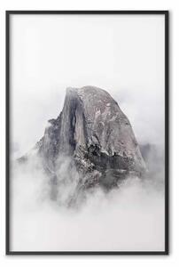 Poster: Half Dome - maestoso paesaggio montano abbracciato dalle chiare nuvole