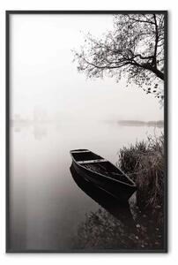 Poster: Porto albero - nebbia lago, barca in bianco e nero