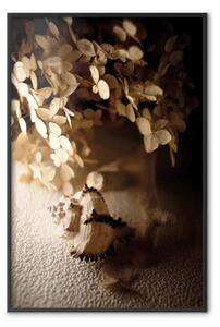 Poster: Conchiglia sussurrante - fiori e conchiglia sulla spiaggia