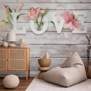 Carta da parati moderna Fiori innamorati - testo in inglese su sfondo chiaro di legno