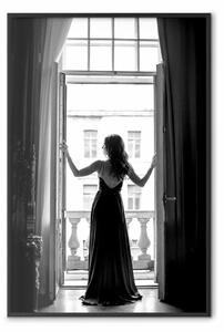 Poster: Vista luminosa - donna in cornice balcone tonalità bianco e nero