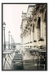 Poster: Caffè desolati - paesaggio di sedie e tavoli su sfondo architettura