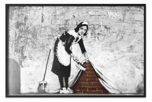 Poster: Cameriera - mural grigio di donna che solleva tenda su muro di mattoni