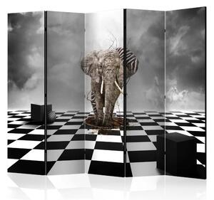Paravento design Fuga dall'Africa II - fantasia bianco e nero con elefante