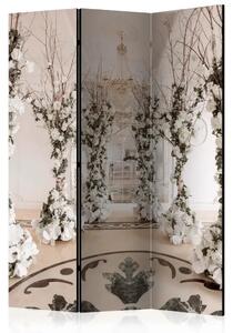Paravento Stanze floreali - colonne decorate con fiori bianchi