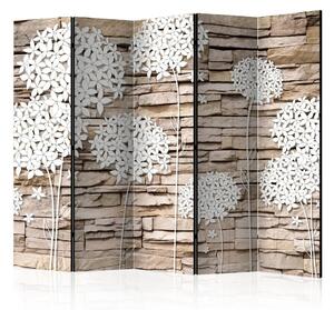 Paravento design Fiori sulla Pietra II - mattoni beige e fiori bianchi