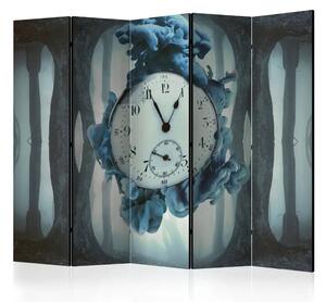 Paravento Surrealismo del tempo II - Astrazione con un orologio su uno sfondo di foresta