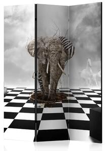 Paravento separè Fuga dall'Africa - astrazione con elefante e scacchiera