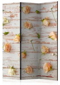 Paravento design Legno e rose - composizione con fiori, lavagne