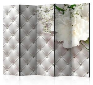 Paravento Pearl Luxury II - motivo trapuntato rosa e fiori bianchi