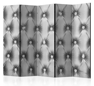 Paravento design Lusso Argentato II - texture di pelle trapuntata su sfondo grigio