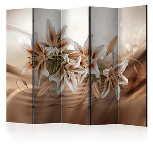 Paravento separè Gigli di cioccolato II - fiori bianchi e arancioni su sfondo astratto