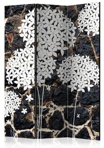 Paravento design Giardino scuro - struttura del muro di pietra nera con piante bianche