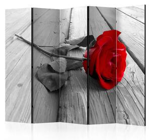 Paravento Rosa abbandonata II - rosa rossa su pavimento grigio