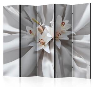 Paravento Gigli sensuali II - fiori di giglio su tessuto bianco