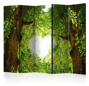 Paravento Love Clearance II - alberi a cuore contro cielo