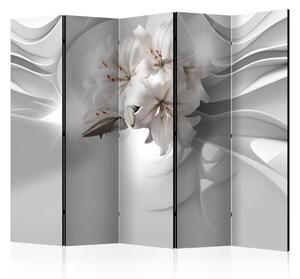Paravento design Gigli nel tunnel II - fiori bianchi su sfondo chiaro