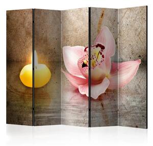 Paravento design Serata Romantica II - orchidea accanto a una candela in stile zen