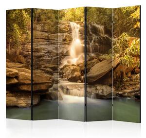 Paravento design Cascata solare II - paesaggio boschivo con cascata dalle rocce