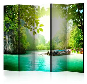 Paravento design Eden segreto II - paesaggio oceanico turchese e barche nella giungla