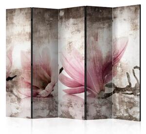 Paravento Magnolie storiche II - fiori rosa su sfondo irregolare