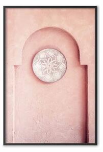 Poster: Nicchia rosa - architettura di muro con cerchio decorativo appeso