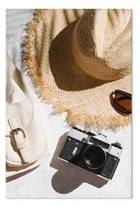 Quadro Composizione sulla spiaggia con cappello, fotocamera e occhiali - accessori estivi sdraiati sulla spiaggia