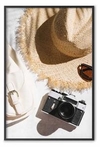 Poster: Atmosfere vacanziere - tavolo estivo con cappello