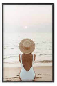 Poster: Relax sulla spiaggia - donna sulla sabbia con tramonto