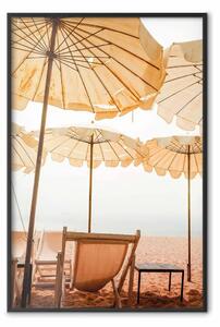 Poster: Alito solare - sdraio sulla spiaggia con mare sullo sfondo