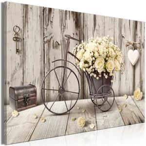 Bouquet segreto - rose bianche in cestino da bicicletta su sfondo di legno