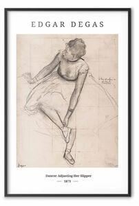 Poster: Edgar Degas: Ballerina che aggiusta la scarpetta - donna e testo nero
