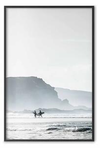 Poster: Aspettando le onde - paesaggio di mare e grandi onde con surfisti