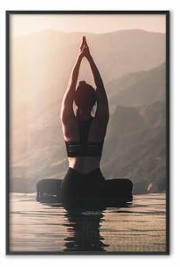Poster: Relax in montagna - fotografia di donna che fa yoga con sfondo montano