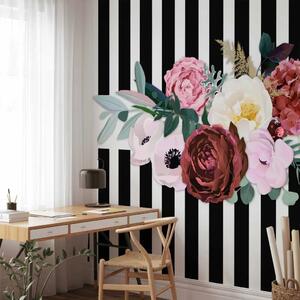 Carta da parati Buon momento - motivi di fiori rosa su sfondo a strisce bianco e nero