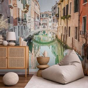 Carta da parati Venezia solare - pittoresco paesaggio con architettura e barche
