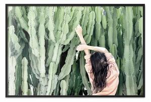 Poster: Relax - cactus verdi e giovane donna in camicetta rosa