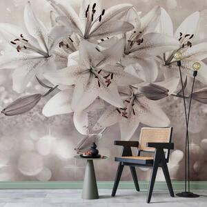 Carta da parati moderna Gigli - fiori beige su uno sfondo decorativo bianco sabbia