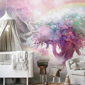 Carta da parati moderna Unicorno e albero magico - terra rosa e arcobaleno tra le nuvole