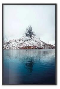 Poster: Identità della bellezza - paesaggio nebbioso con montagne innevate sopra l’acqua