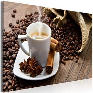 Pausa caffè - tazza di caffè aromatico su sfondo di chicchi di caffè