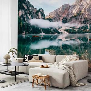 Carta da parati moderna Dolomiti e lago - paesaggio con casa in legno e barche