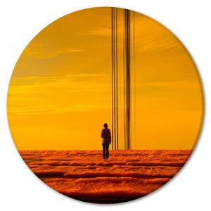Quadro rotondo Solitudine tra le nuvole - donna contro cielo giallo intenso