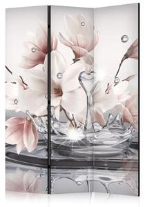 Paravento design Nettare d'amore - fiori di magnolia nel riflesso della superficie dell'acqua